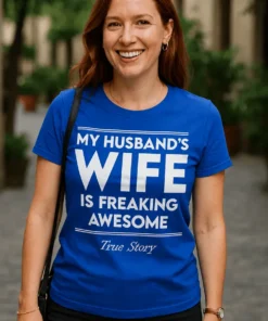 Morsom t-skjorte Min manns kone er fantastisk med teksten MY HUSBAND'S WIFE IS FREAKING AWESOME True Story