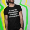 Morsom t-skjorte Morgenmenneske ved middag med humoristisk design for søvnglade morgenfugler