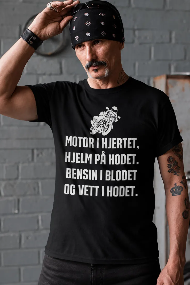 Morsom t-skjorte Motor i hjertet med motorsykkeltekst som gaveidé