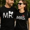 Morsom t-skjorte Mr Mrs parsett med trykket MR. MRS. på matchende t-skjorter