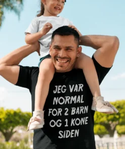 Morsom t-skjorte Normal for barn og kone med teksten JEG VAR NORMAL FOR 2 BARN OG 1 KONE SIDEN