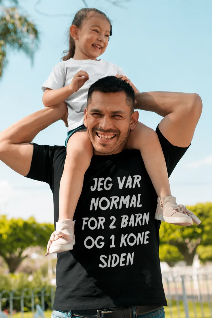 Morsom t-skjorte Normal for barn og kone med teksten JEG VAR NORMAL FOR 2 BARN OG 1 KONE SIDEN