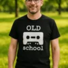 Morsom t-skjorte Old school som gave til bursdag for nostalgiker med humor