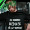 Morsom t-skjorte På eget ansvar med teksten DU DRIKKER MED MEG PÅ EGET ANSVAR!