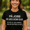 Morsom t-skjorte På jobb som gud med humoristisk kontor- og jobbtema