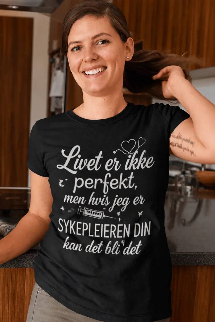 Morsom t-skjorte Perfekt sykepleier med humoristisk sykepleiermotiv og trykt tekst
