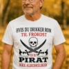 Morsom t-skjorte Pirat med rom med humoristisk piratmotiv og teksten om rom til frokost