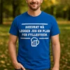 Morsom t-skjorte Plan for fyllesyken med humoristisk design og trykket AKKURAT NÅ LEGGER JEG EN PLAN FOR FYLLESYKEN..