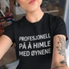 Morsom t-skjorte Profesjonell øyerulling med teksten PROFESJONELL PÅ Å HIMLE MED ØYNENE.