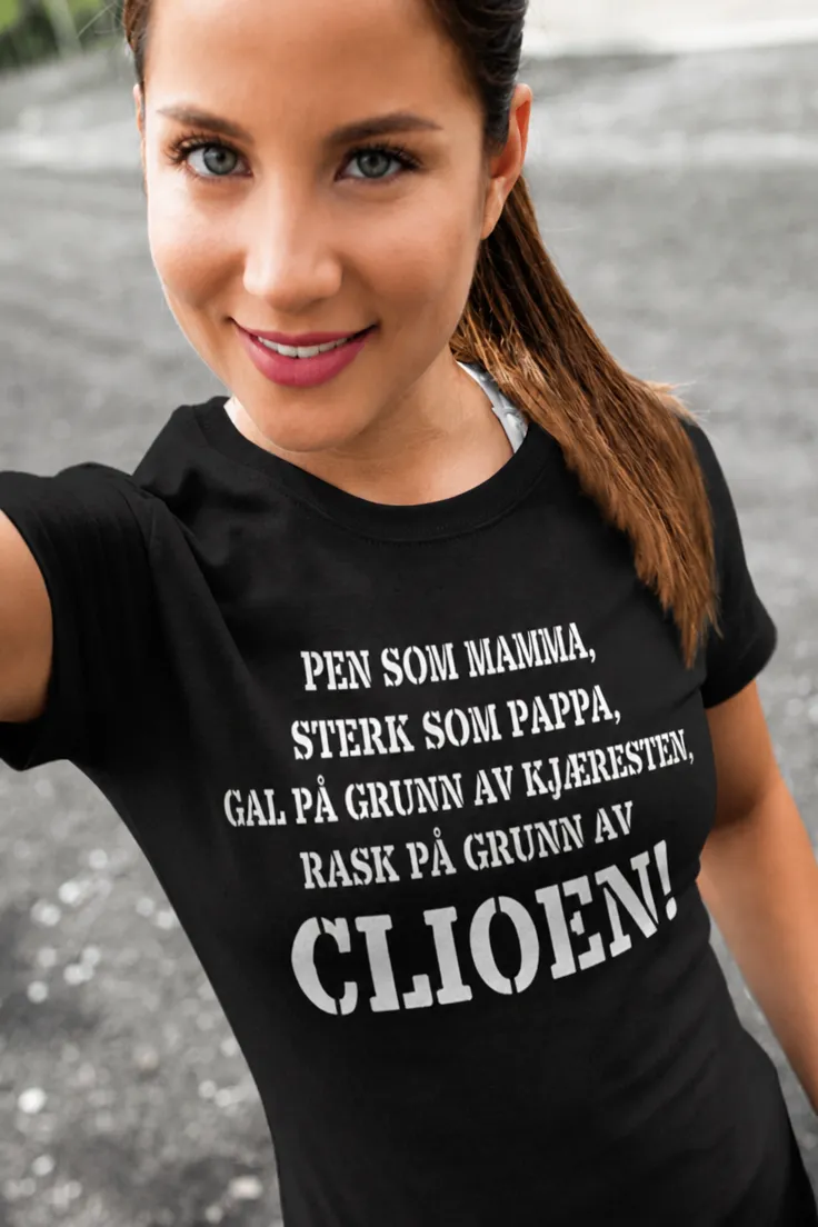 Morsom t-skjorte Rask på grunn av bilen med humoristisk bilmotiv og trykt tekst om Clioen
