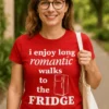 Morsom t-skjorte Romantiske turer til kjøleskapet med teksten i enjoy long romantic walks to the FRIDGE