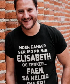 Morsom t-skjorte så heldig med navn for Elisabeth med humoristisk trykk