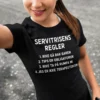 Morsom t-skjorte Servitrisens regler med trykket SERVITRISENS REGLER 1. IKKE GÅ BAK BAREN 2. TIPS ER OBLIGATORISK 3. IKKE TA PÅ RUMPA MI 4. JEG ER IKKE TERAPEUTEN DIN