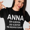Morsom t-skjorte Sjefen må respekteres med navn med trykket ANNA ER SJEFEN, OG SJEFER MÅ RESPEKTERES!