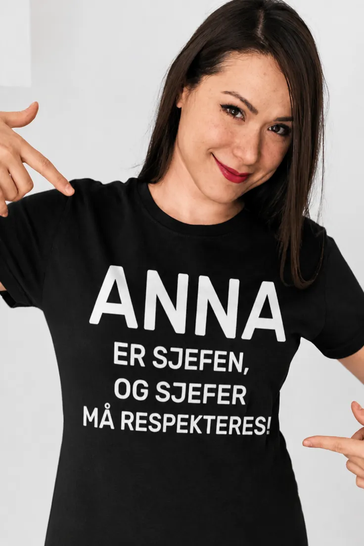 Morsom t-skjorte Sjefen må respekteres med navn med trykket ANNA ER SJEFEN, OG SJEFER MÅ RESPEKTERES!