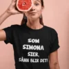 Morsom t-skjorte slik blir det med navn med teksten SOM SIMONA SIER, SÅNN BLIR DET!