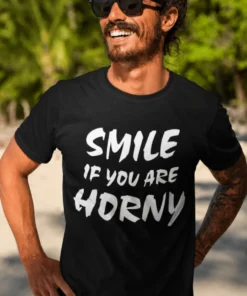 Morsom t-skjorte Smil hvis du er kåt med teksten SMILE IF YOU ARE HORNY
