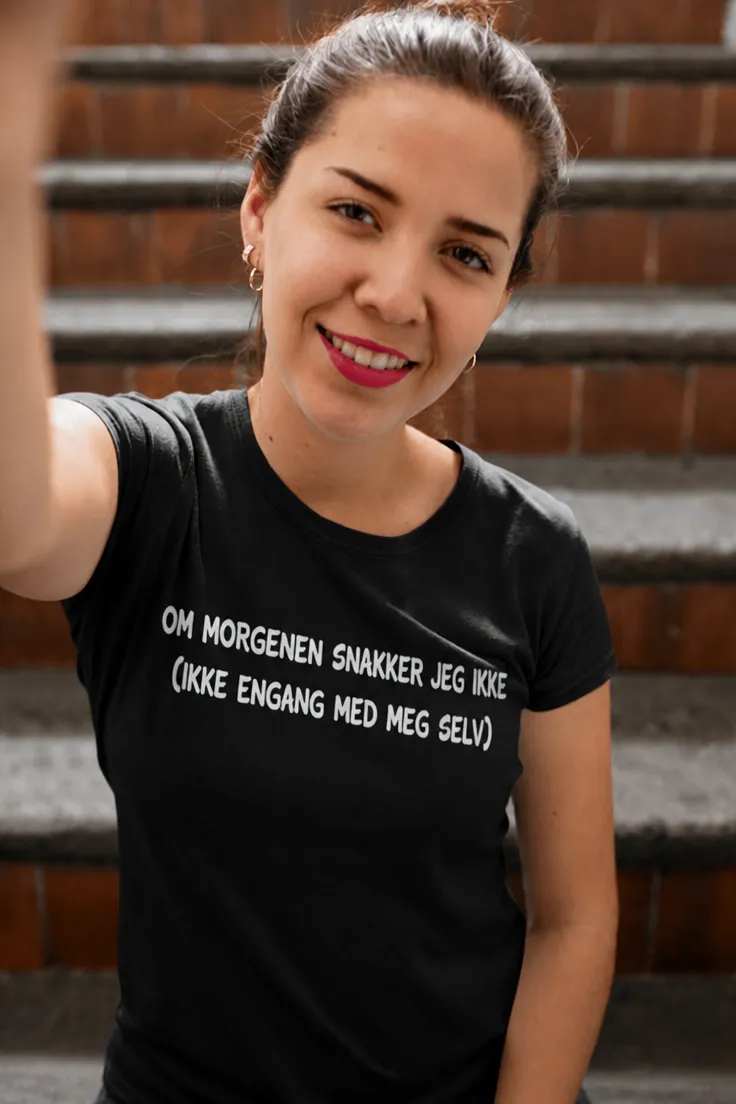 Morsom t-skjorte Snakker ikke om morgenen med teksten OM MORGENEN SNAKKER JEG IKKE (IKKE ENGANG MED MEG SELV)