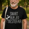 Morsom t-skjorte Snart bestefar med teksten SNART BLIR JEG BESTEFAR.