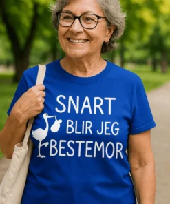 Morsom t-skjorte Snart bestemor med teksten SNART BLIR JEG BESTEMOR.