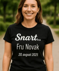 Morsom t-skjorte Snart fru med dato med navn med bryllupstema og personlig design