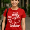 Morsom t-skjorte Spør brødristeren med humoristisk design og teksten just ask my I'm not crazy toaster