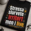 Morsom t-skjorte med teksten Stressa slurvete irritert men i live i distressed typografi for mørke plagg