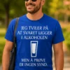 Morsom t-skjorte Svaret i alkoholen med humoristisk trykk og gaveidé