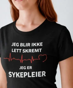 Morsom t-skjorte Sykepleier blir ikke lett skremt med teksten JEG BLIR IKKE LETT SKREMT JEG ER SYKEPLEIER