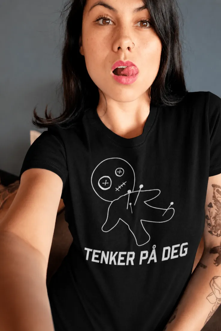 Morsom t-skjorte Tenker på deg med teksten TENKER PÅ DEG