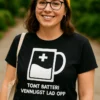 Morsom t-skjorte Tomt batteri med teksten TOMT BATTERI VENNLIGST LAD OPP