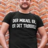 Morsom t-skjorte Trøbbel med navn med teksten DER MIKAEL ER, ER DET TRØBBEL!