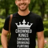 Morsom t-skjorte Tre konger med trykket CROWNED KINGS SMOKING DRINKING FLIRTING The legendary trlo of the 21st century