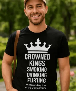 Morsom t-skjorte Tre konger med trykket CROWNED KINGS SMOKING DRINKING FLIRTING The legendary trlo of the 21st century