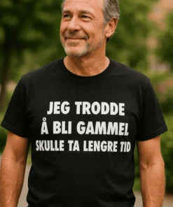 Morsom t-skjorte Trodde aldring tok lengre tid med teksten JEG TRODDE Å BLI GAMMEL SKULLE TA LENGRE TID