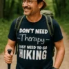Morsom t-skjorte Turterapi med teksten DON'T NEED -Therapy- JUST NEED TO GO HIKING