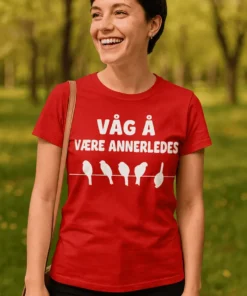 Morsom t-skjorte Våg å være annerledes med teksten VÅG Å VÆRE ANNERLEDES