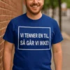 Morsom t-skjorte Vi tenner en til med teksten VI TENNER EN TIL, SÅ GÅR VI IKKE! på trykket