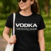 Morsom t-skjorte Vodka connecting people med trykket VODKA connecting people