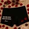 Morsomme boksershorts med teksten IKKE RØR LØVEN MENS DEN SOVER love