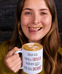 Morsomt krus kaffe med navn med teksten INGEN SKAL FORTELLE URSULA HVOR MYE KAFFE HUN SKAL DRIKKE!