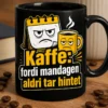 Mug med teksten «Kaffe: fordi mandagen aldri tar hintet» og et rent, grafisk uttrykk med humoristisk kontorsarkasme.