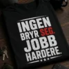 T-skjorte med teksten Ingen bryr seg. Jobb hardere. i røff, typografisk stil