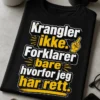 Sort T-skjorte med teksten «Krangler ikke. Forklarer bare hvorfor jeg har rett.» i hvit og gul print, med sterk typografi og liten pekefinger-illustrasjon.