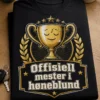 T-skjorte med gulltrofé, sovende ansikt, laurbærblad og teksten Offisiell mester i høneblund