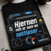 Tekst t-skjorte med teksten «Hjernen min er som en nettleser ...» og et moderne, humoristisk browser-tab-motiv