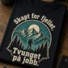 Funny hiking t-skjorte med fjellmotiv, sol, furutrær og teksten «Skapt for fjellet. Tvunget på jobb.» i vintage badge-stil.